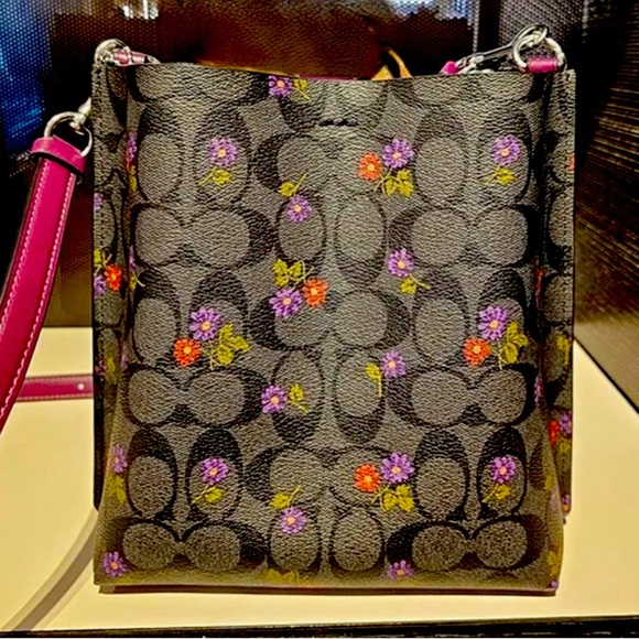 Coach Molly Bucket W/Wallet. NWT. 🚫Trades - Picture 3 of 6